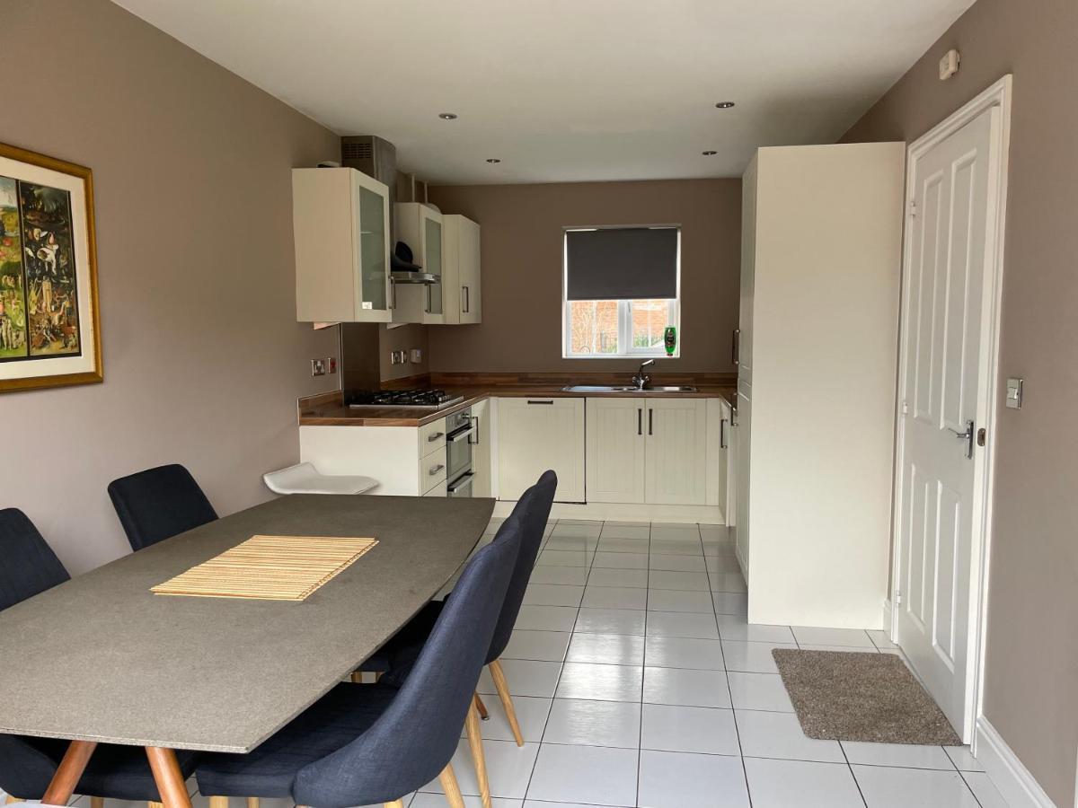 Stunning Large Detached Gloucester, 4 Beds, 3 Bedroom, 2 Bathroom Property, Nr Chelt, The Docks And Quays Sleeps 6 Bagian luar foto